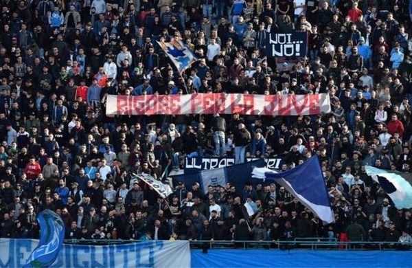 اللافتة التي رفعتها جماهير نابولي