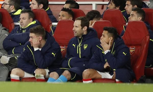 تشيك يدافع عن سانشيز