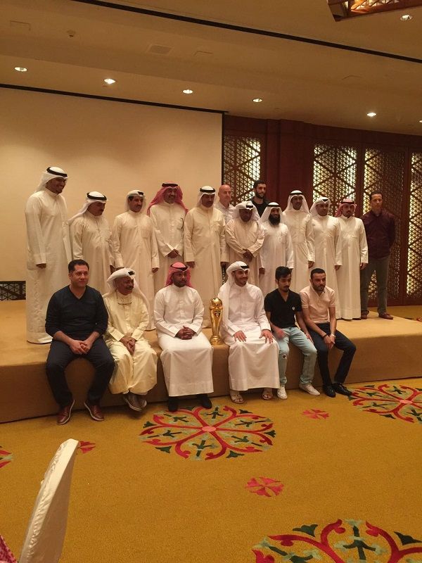 لقطة تذكارية لفليطح مع بعض المكرمين