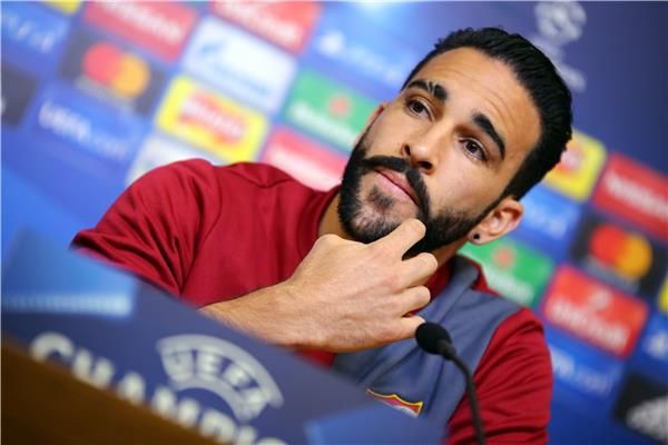 عادل رامي خلال المؤتمر الصحفي