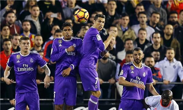 توني كروس بجوار زملائه في ريال مدريد