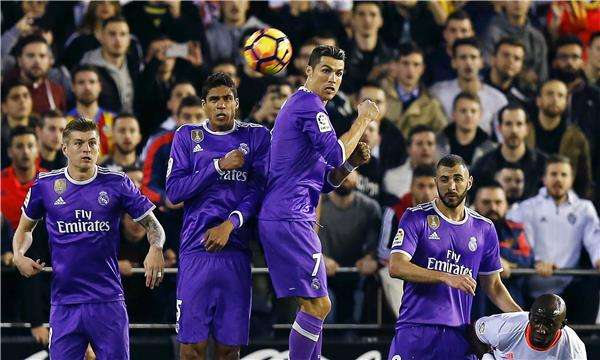 توني كروس بجوار زملائه في ريال مدريد