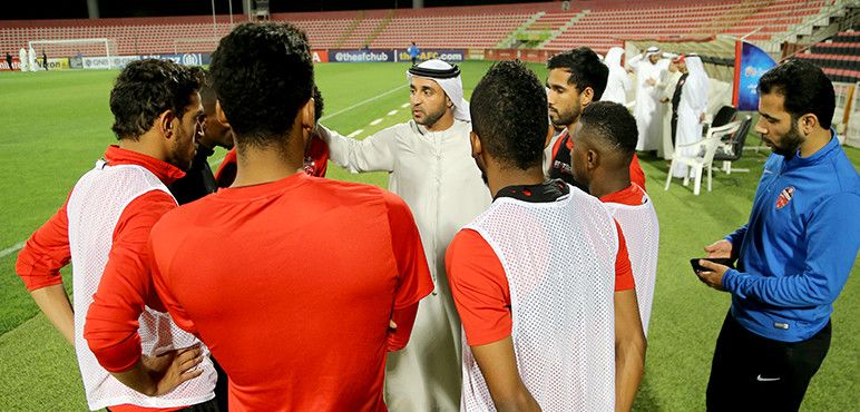 خليفة سليمان مع لاعبي الأهلي