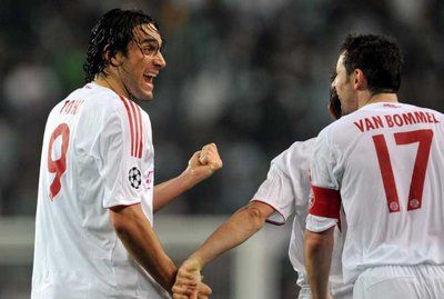توني بجانب القائد فان بوميل