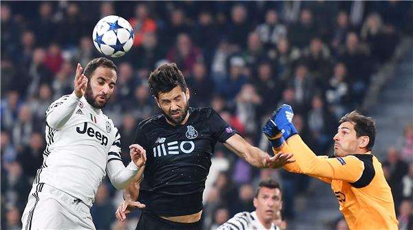 كاسياس خلال مباراة بورتو ويوفنتوس