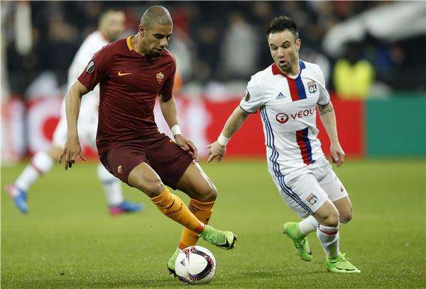 جانب من لقاء الذهاب بين ليون وروما 