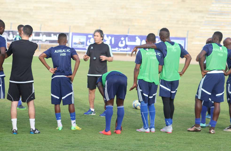 نبيل الكوكي مع لاعبي الهلال