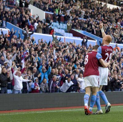 لاعب استون فيلا يحتفل بهدفه في مرمى تشلسي