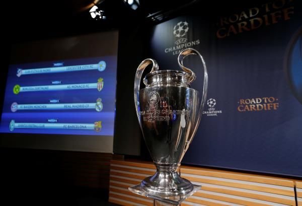 كأس دوري الأبطال بجانب الشاشة بعد إعلان القرعة
