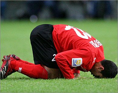 أبو تريكة يواصل حصد الجوائز