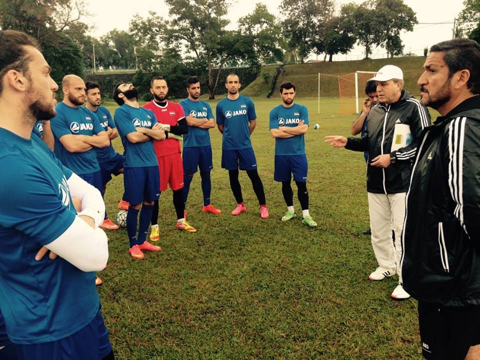 أيمن الحكيم يجتمع ولاعبيه في أحد التدريبات بماليزيا