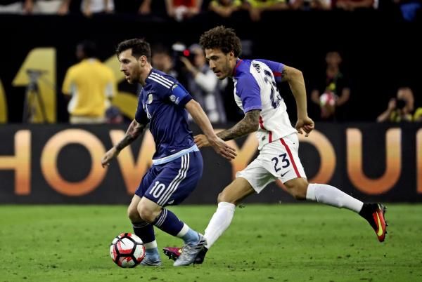  فابيان جونسون بقميص المنتخب