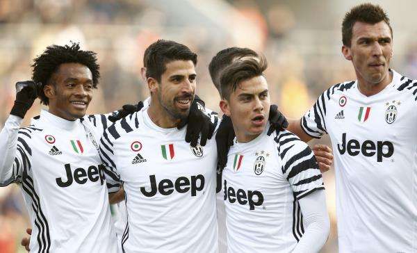 سامي خضيرة مع لاعبي يوفنتوس