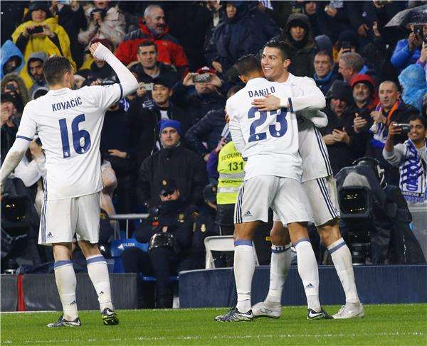 ماتيو كوفاسيتش مع زملائه في ريال مدريد