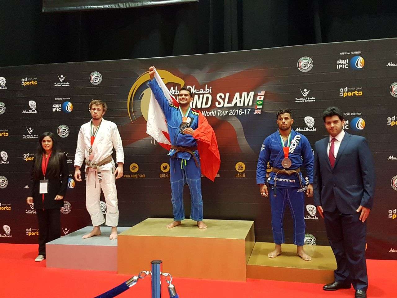 تكريم الفائزين على منصة التتويج