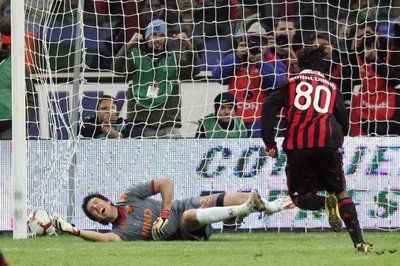 رونالدينيو يسجل عن طريق ضربة الجزاء