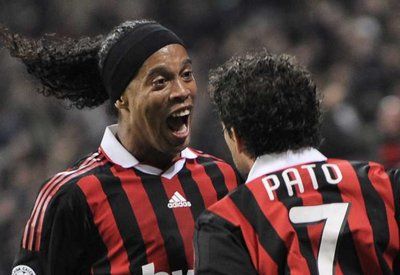 باتو و رونالدينيو يحتفلان بالهدف الثاني للميلان