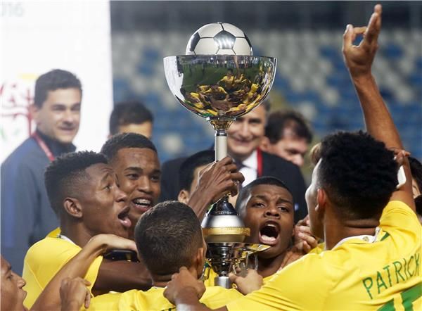 لاعبو منتخب البرازيل للناشئين يحتفلون باللقب