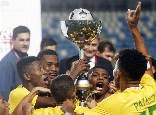 لاعبو منتخب البرازيل للناشئين يحتفلون باللقب