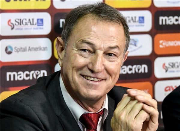 جياني دي بياسي من المؤتمر الصحفي