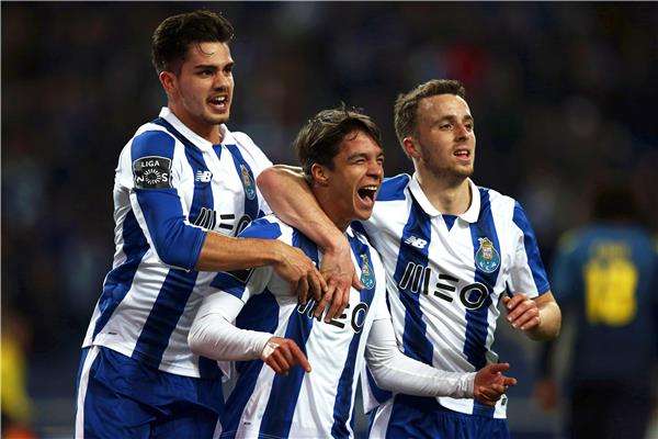 أندريه سيلفا (يسار)