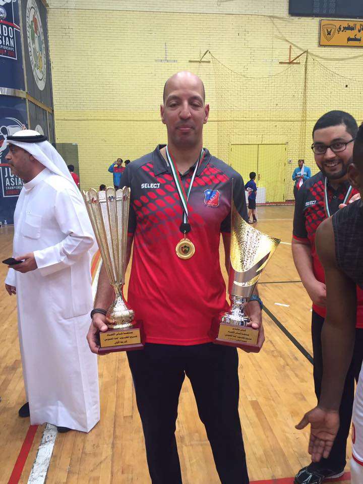 خالد بلعيد يحمل كأس الكويت للكرة الطائرة