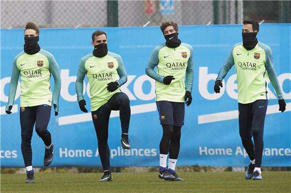 باكو ألكاسير مع زملائه في تدريبات برشلونة