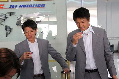 لاعبي ناغويا يرتشفون القهوة العربية لدى الاستقبال بمطار جدة