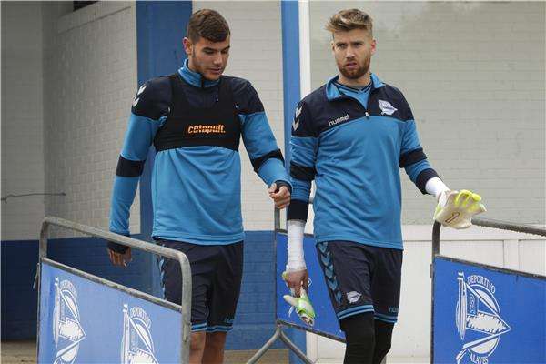 هيرنانديز يساراً