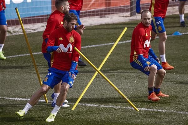إنييستا في تدريبات المنتخب الإسباني