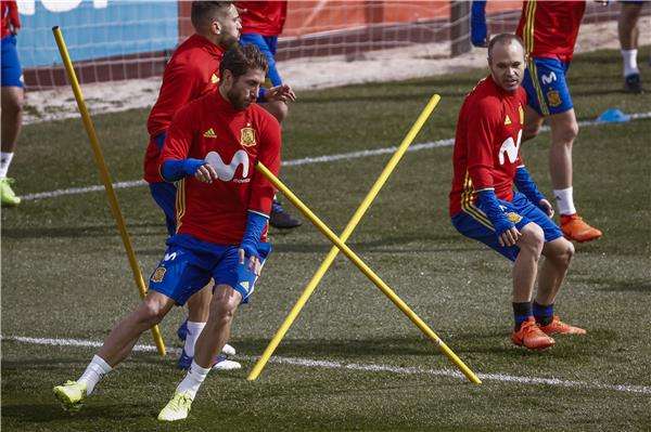 إنييستا في تدريبات المنتخب الإسباني