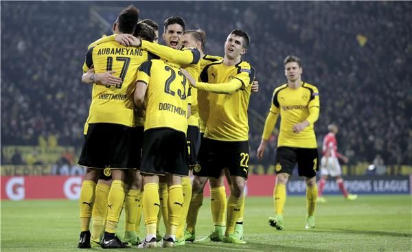 أوباميانج رفقة لاعبي دورتموند