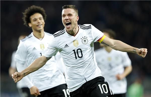 بودولسكي يودع الماكينات 