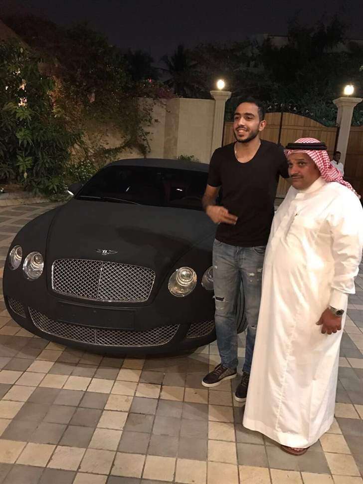 محمود كهربا مع عبدالله شرف الدين والسيارة