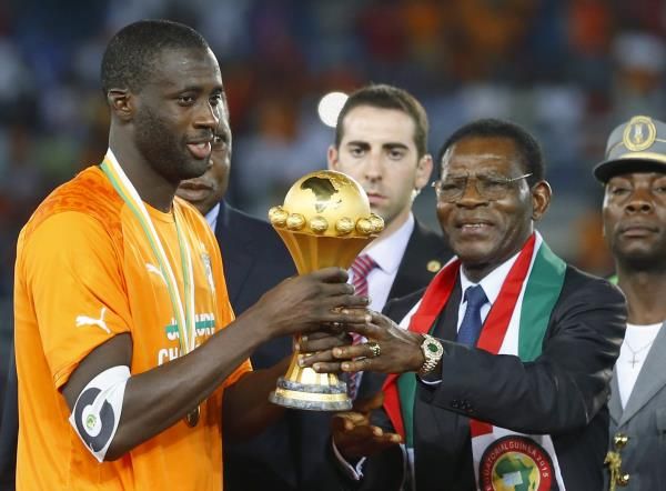 يايا توريه يحمل كأس أمم إفريقيا 2015