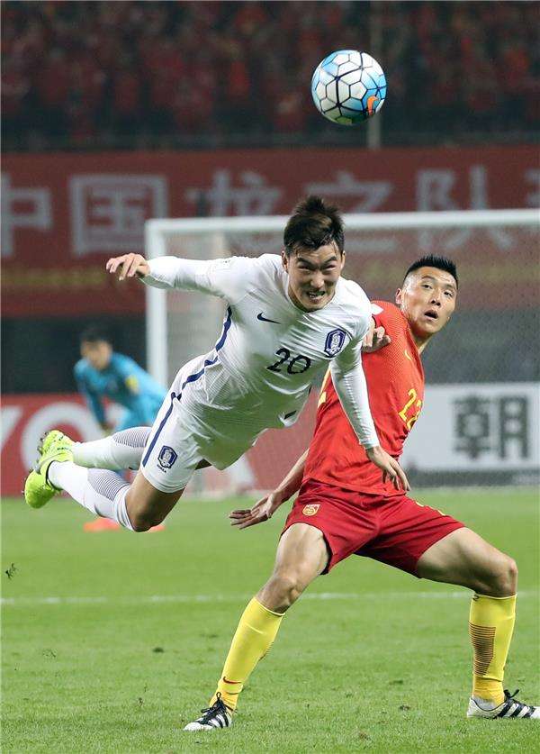 صراع على الكرة بين لاعبي الصين وكوريا الجنوبية