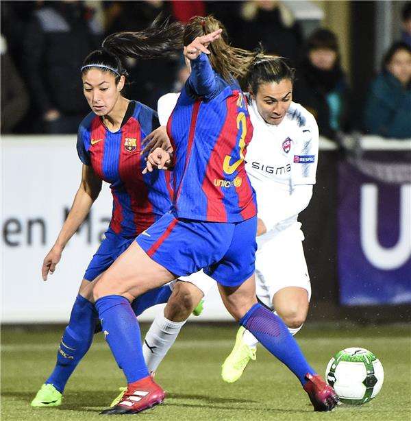 مارتا (يمين)