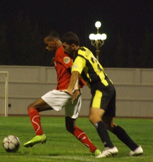 مصطفي شحدة ورقابة قوية من دفاع الحسين