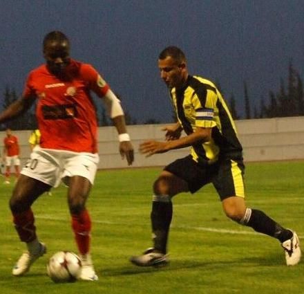 كابالونجو يحاول اجتياز المدافع الصلب حاتم بني هاني