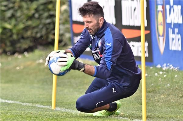 جانلويجي بوفون من تدريبات منتخب ايطاليا