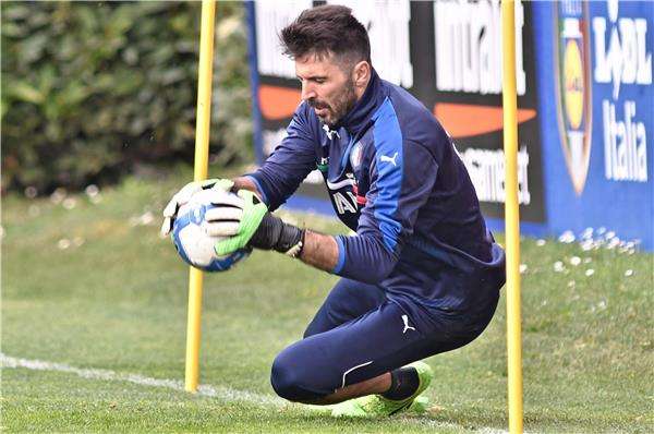 جانلويجي بوفون من تدريبات منتخب ايطاليا