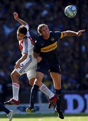 دائما الصراع يكون محتدما بين الفريقين