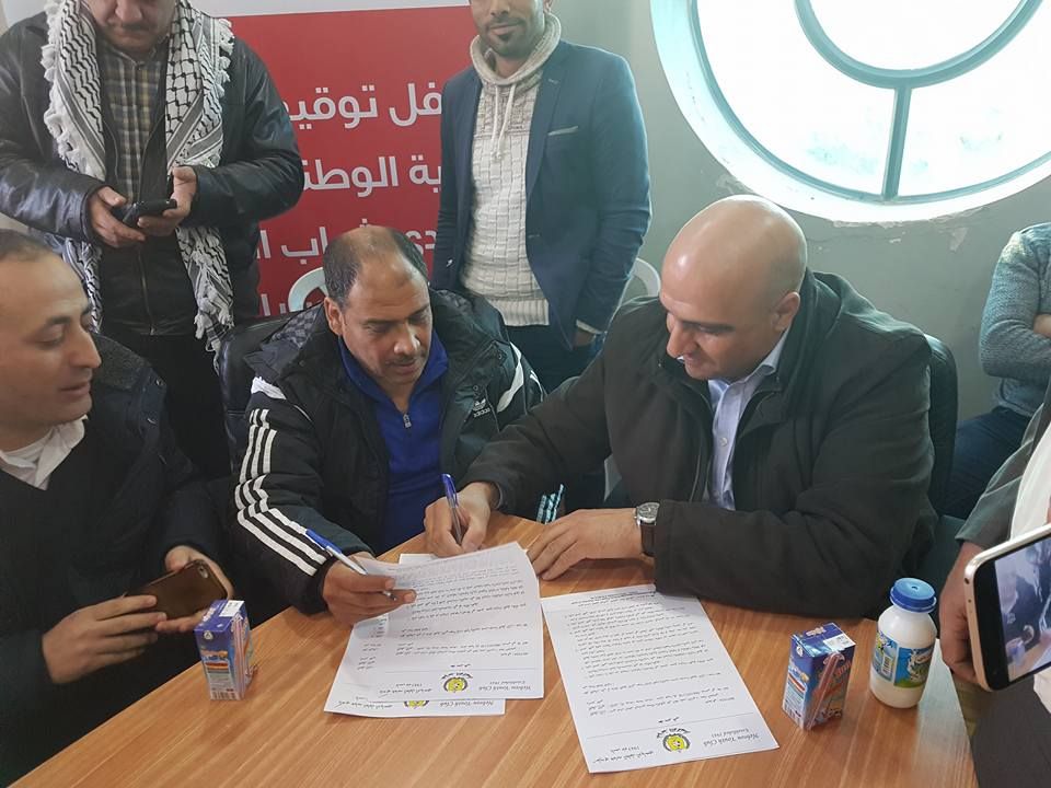 جانب من توقيع عساف