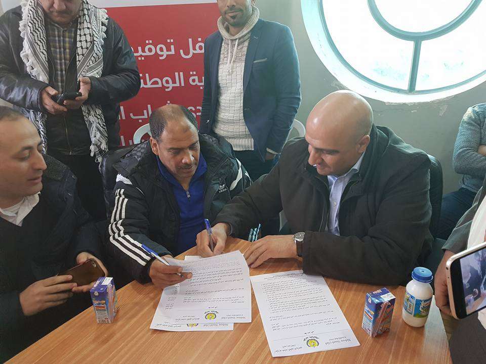 جانب من توقيع عساف