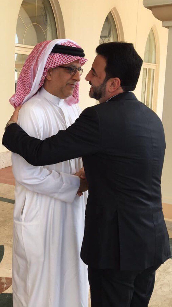 عبدالحسين عبطان رفقة الشيخ سلمان بن إبراهيم