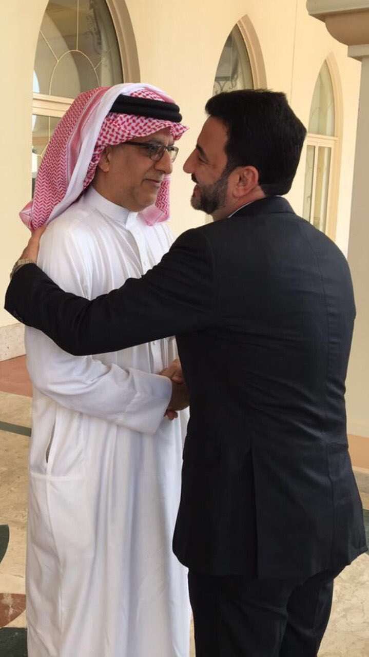 عبدالحسين عبطان رفقة الشيخ سلمان بن إبراهيم