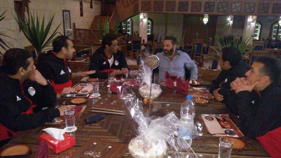 حازم إمام مع الجهاز الفني لمنتخب المحليين