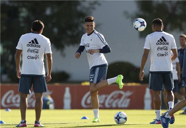 جانب من تدريبات الأرجنتين