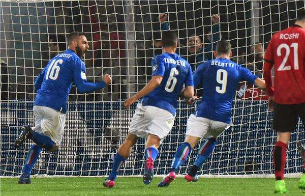فرحة لاعبي إيطاليا بأحد الهدفين في مرمى ألبانيا