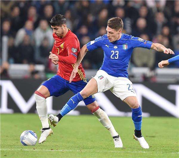 جانب من لقاء الذهاب بين إيطاليا وإسبانيا